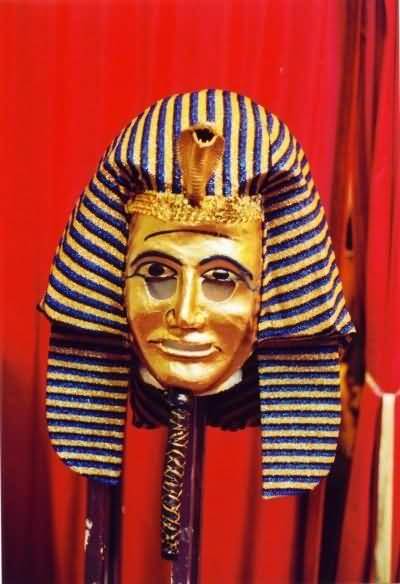../Images/larven2_tut-ench-amun_fuer_salon_waggis_2002.jpg