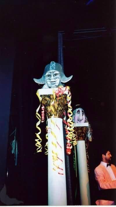 ../Images/saeulen_dekoration_fuer_haebsetheater2.jpg